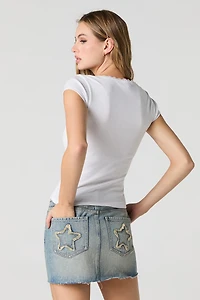Minijupe en denim avec motif brodé sur la poche arrière