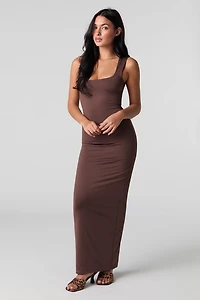Robe maxi profilée à encolure carrée avec fente au dos