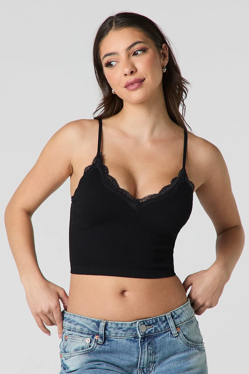 Camisole côtelée courte sans couture avec liséré de dentelle