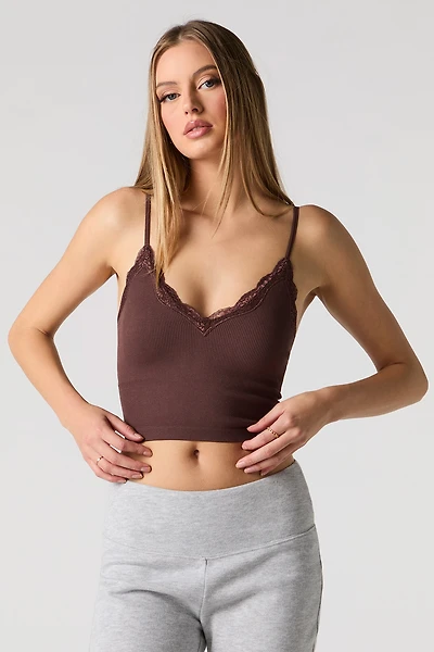 Camisole côtelée sans couture avec liséré de dentelle et bonnets intégrés