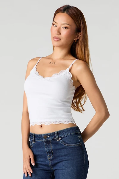 Camisole côtelée à bonnets intégrés avec bordure en dentelle et col V