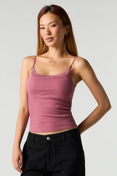 Camisole côtelée à bonnets intégrés avec bordure en dentelle