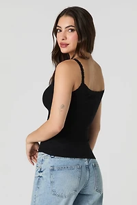 Camisole côtelée avec bonnets intégrés et garniture en dentelle
