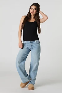 Camisole côtelée avec bonnets intégrés et garniture en dentelle