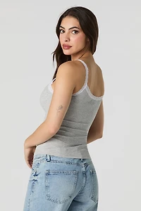 Camisole côtelée avec bonnets intégrés et garniture en dentelle