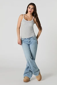 Camisole côtelée avec bonnets intégrés et garniture en dentelle