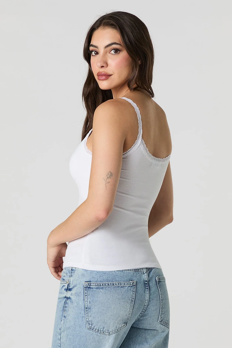 Camisole côtelée avec bonnets intégrés et garniture en dentelle