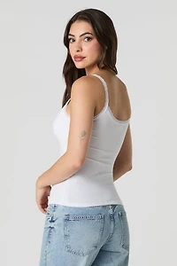 Camisole côtelée avec bonnets intégrés et garniture en dentelle