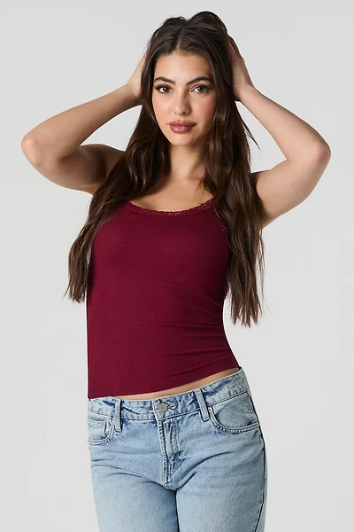 Camisole côtelée avec bonnets intégrés et garniture en dentelle