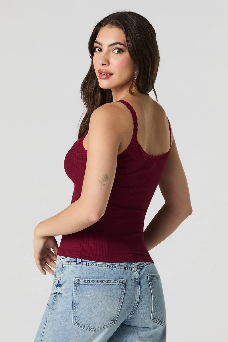 Camisole côtelée avec bonnets intégrés et garniture en dentelle