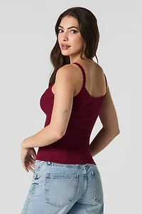 Camisole côtelée avec bonnets intégrés et garniture en dentelle
