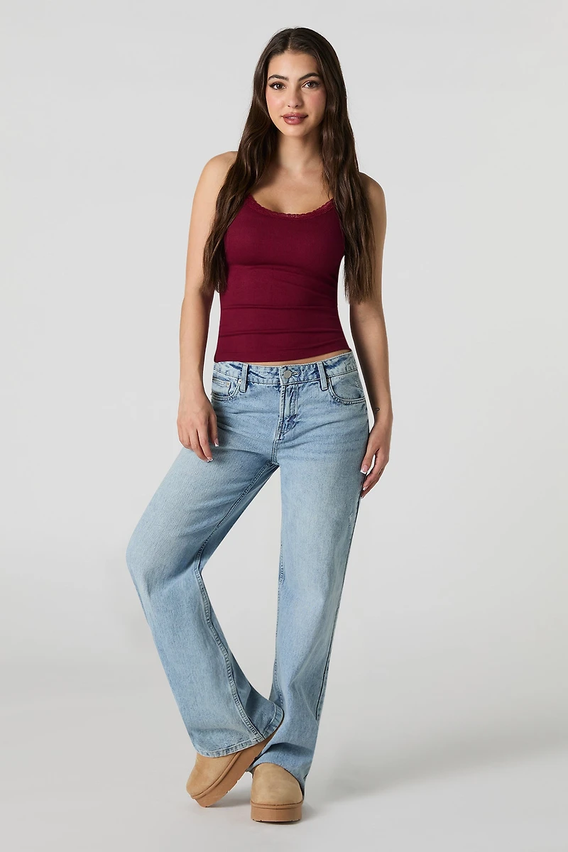Camisole côtelée avec bonnets intégrés et garniture en dentelle