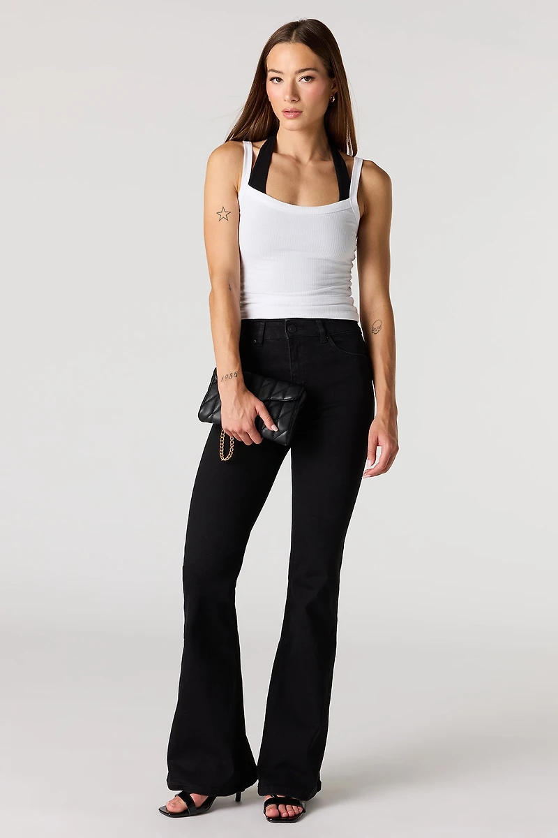Jean extensible noir à jambe évasée et taille haute