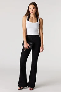 Jean extensible noir à jambe évasée et taille haute