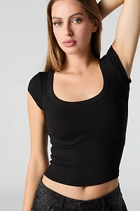T-shirt côtelé avec encolure dégagée