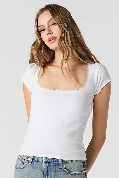 T-shirt à encolure carrée et liséré de dentelle