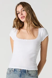 T-shirt à encolure carrée et liséré de dentelle