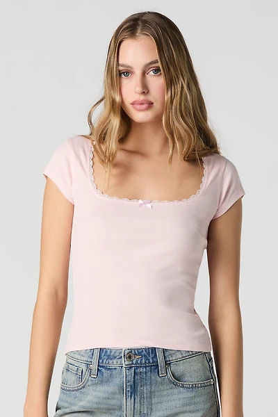 T-shirt à encolure carrée et liséré de dentelle