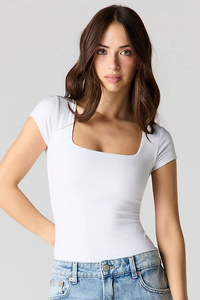 T-shirt profilé côtelé à encolure carrée