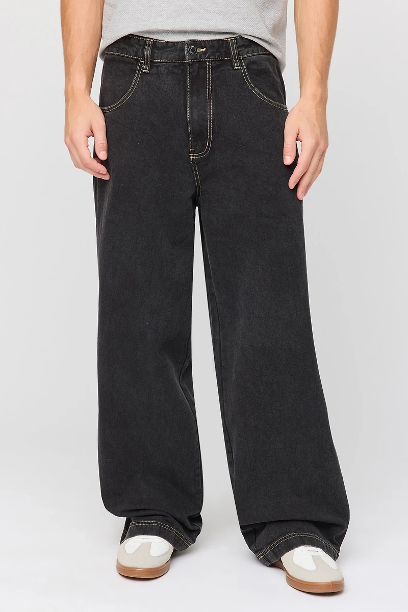 Jean à jambe large avec motif brodé