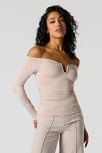 Haut profilé à épaules dénudées avec accent métallisé