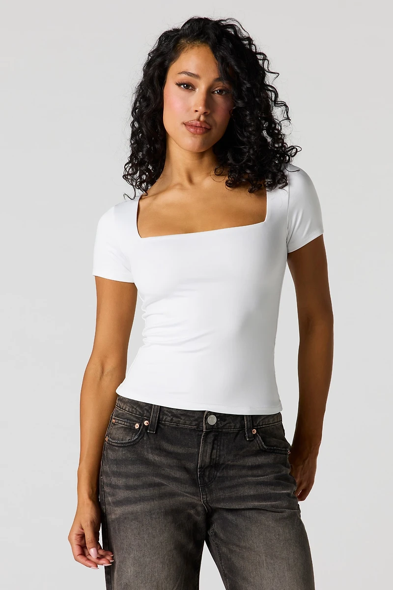 Haut profilé à manches courtes avec encolure carrée