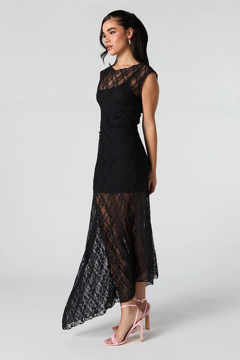 Robe maxi asymétrique en dentelle fleurie avec épaules dénudées
