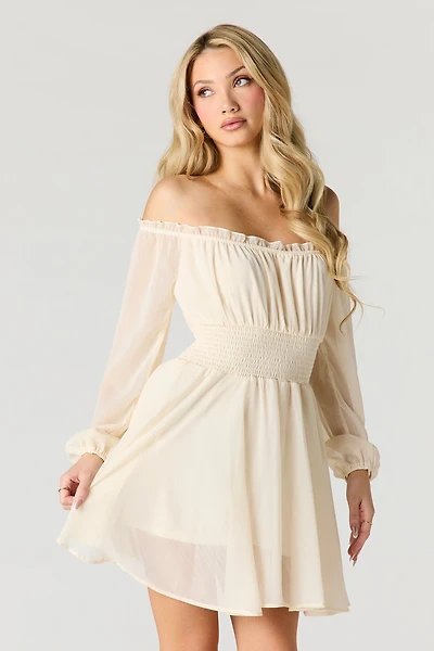 Minirobe en mousseline à manche longue et épaule dégagée