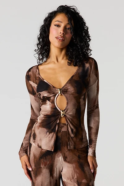 Haut ouvert avec découpes et accent métallisé