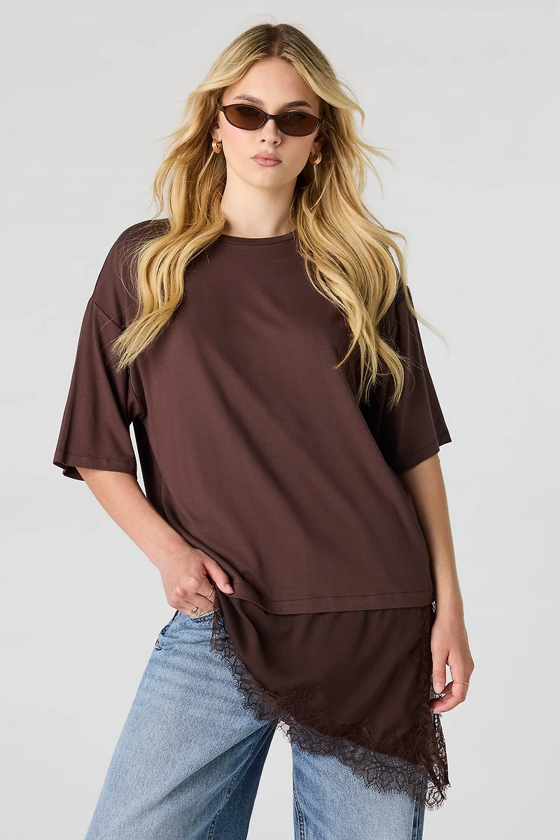 T-shirt asymétrique avec liséré de dentelle