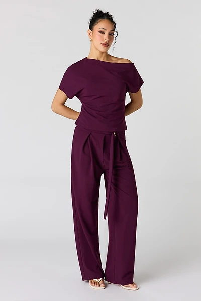 Pantalon plissé à jambe droite avec ceinture