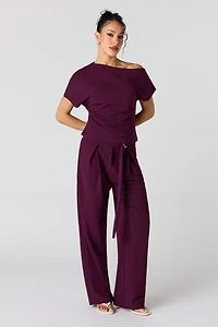Pantalon plissé à jambe droite avec ceinture
