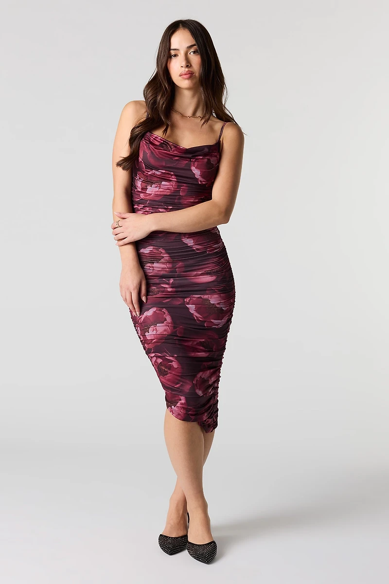 Robe midi asymétrique profilée ruchée à col châle