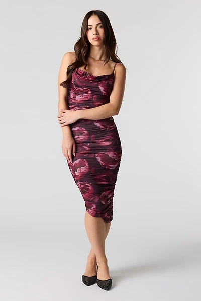 Robe midi asymétrique profilée ruchée à col châle