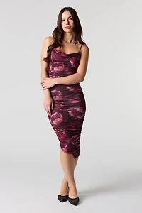 Robe midi asymétrique profilée ruchée à col châle