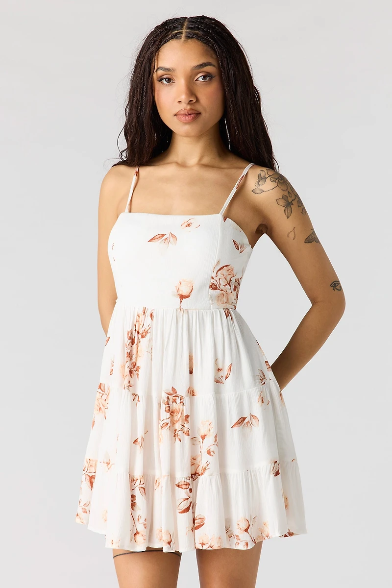Minirobe volantée avec attache au dos sans soutien-gorge intégré