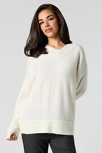 Chandail en tricot pelucheux avec encolure V