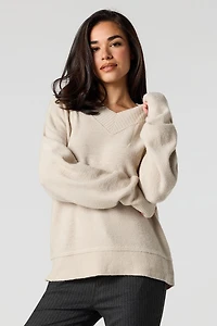 Chandail en tricot pelucheux avec encolure V