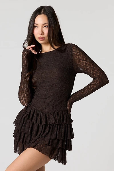 Minirobe volantée à manches longues avec détails en dentelle