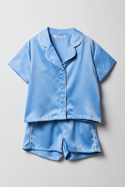 Ensemble pyjama avec haut boutonné et short en satin