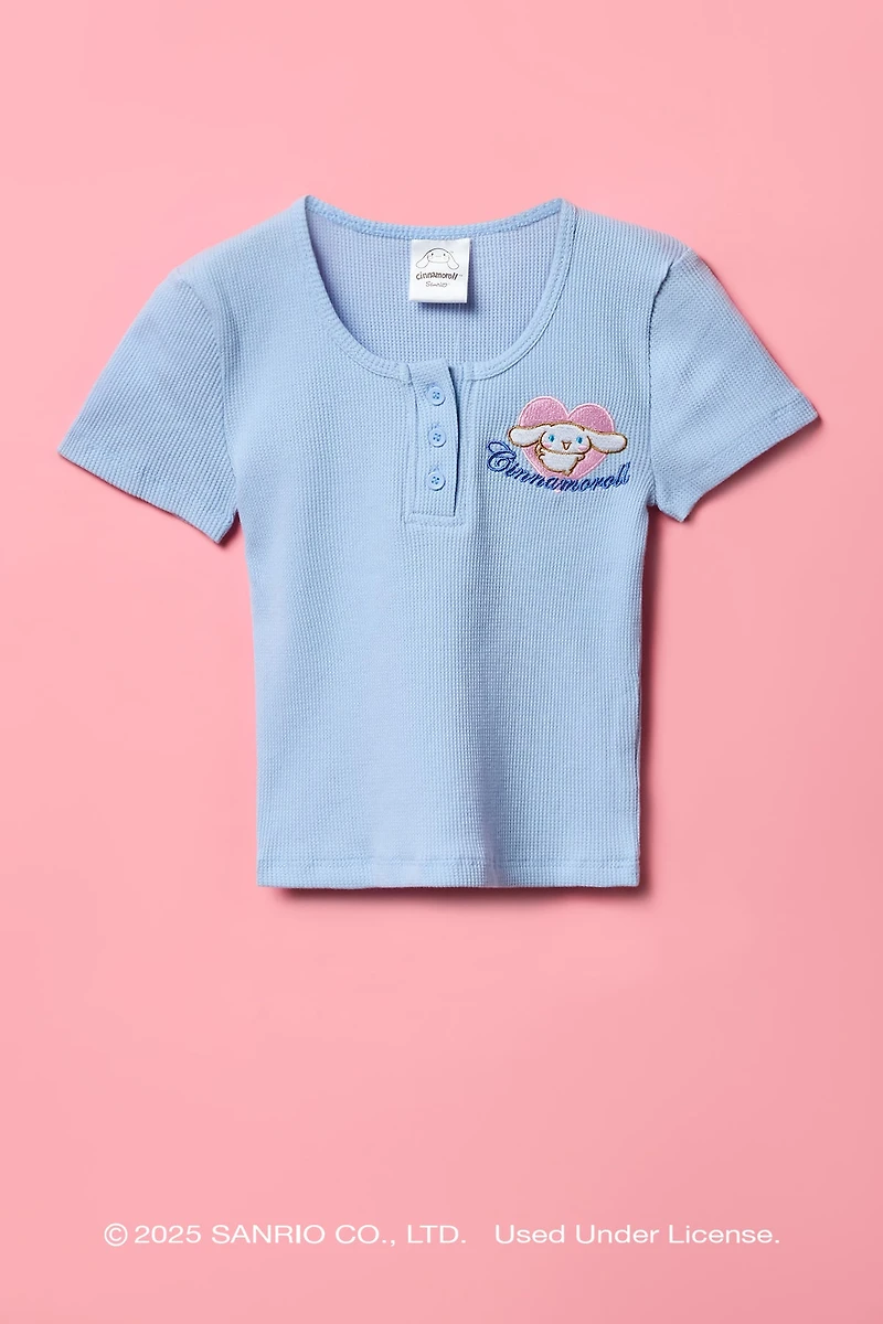 T-shirt Henley gaufré avec motif brodé Cinnamoroll™ pour fille