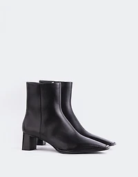 Caelum Black Leather