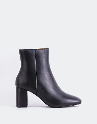 Sarchi Black Leather