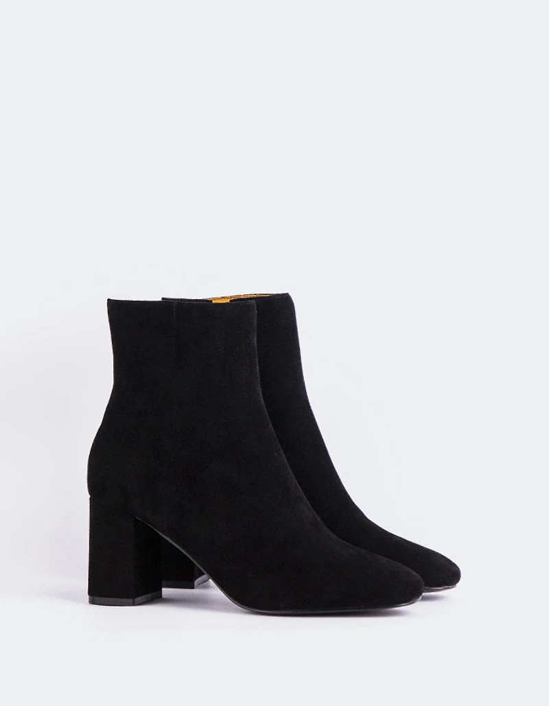 Sarchi Black Suede