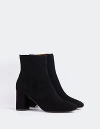 Sarchi Black Suede
