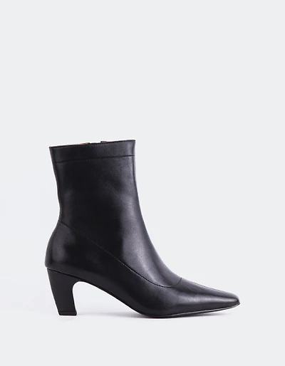 Zarcero Black Leather