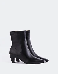 Zarcero Black Leather