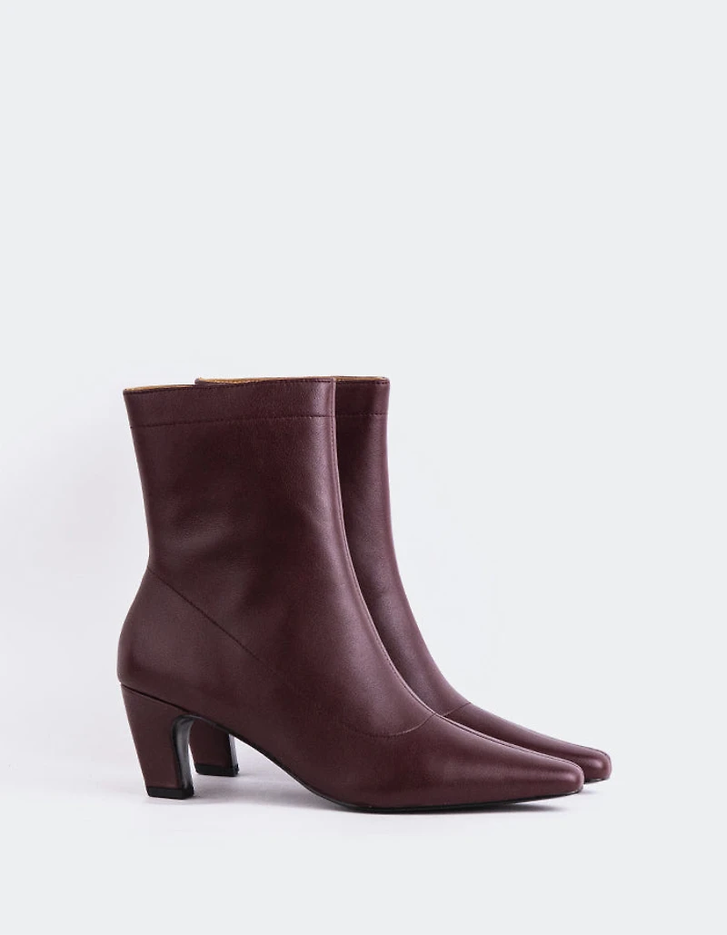 Zarcero Burgundy Leather