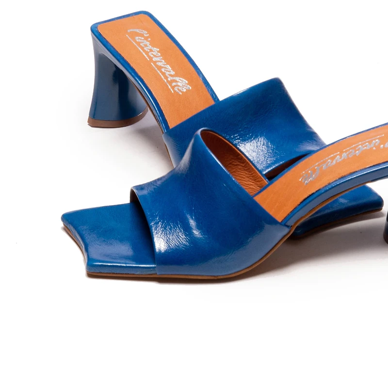 Singer Dark Blue Leather