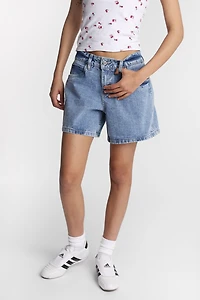 Short en denim ample taille basse brodé